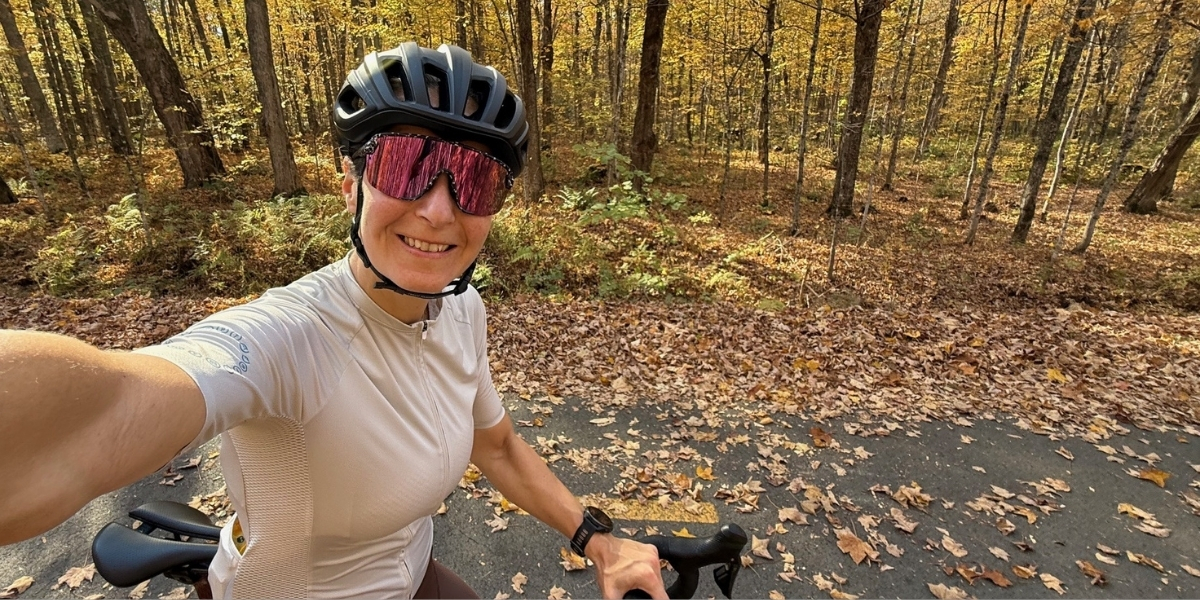 00Feature image_Toyota du Beau story_credit Joëlle Fortin | Trans Canada Trail woman on a bike wearing helmet and sunglasses on a leaf-covered trail