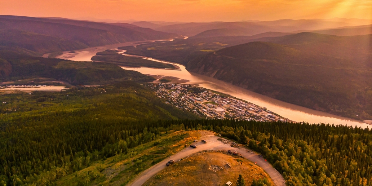 00Feature image_YK_Trail profile-Dawson-City-Trails-credit City of Dawson | Trans Canada Trail sunset over a valley and mountains